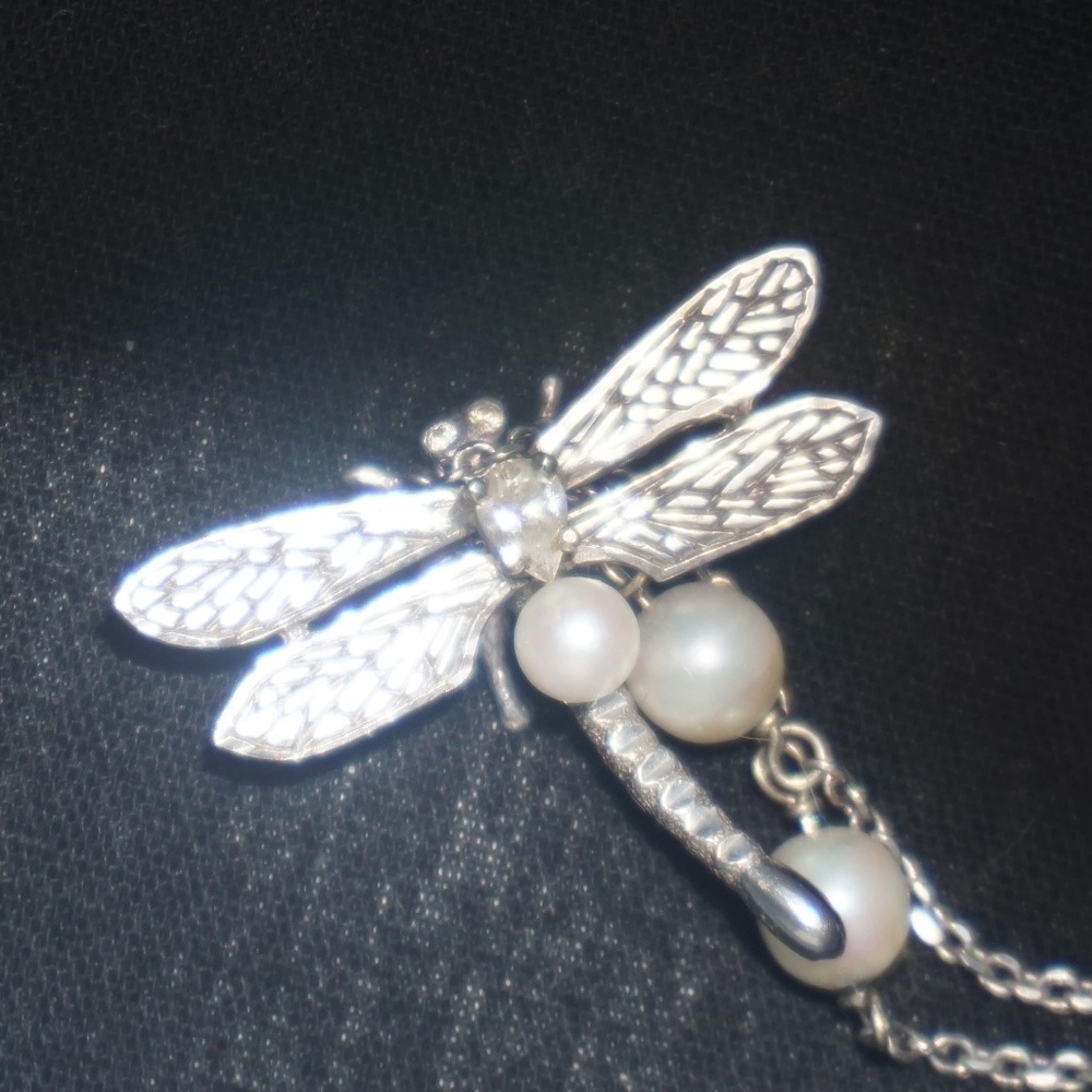 White gold Dragonfly pearl diamond pendant